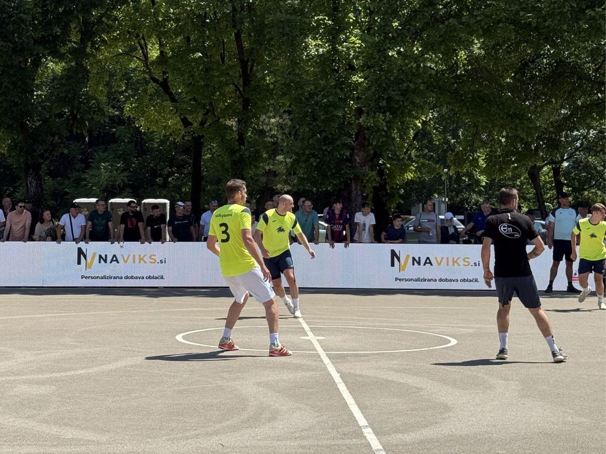 Tekma na Bundes Cupu v Fužinah s sponzorskimi transparenti NAVIKS.si ob igrišču.